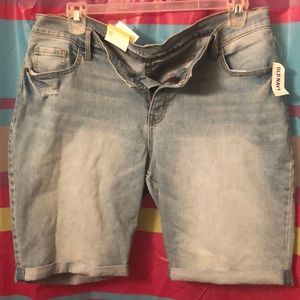 Size 16 curvy profile Bermuda shorts brand new!